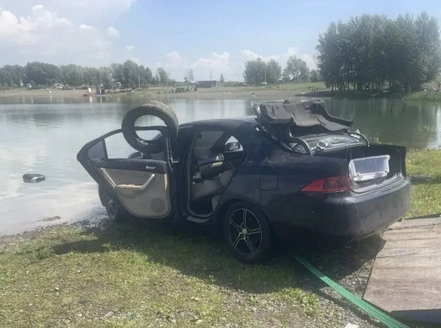 Машина со спящей внутри девушкой утонула в озере в Красноярском крае
