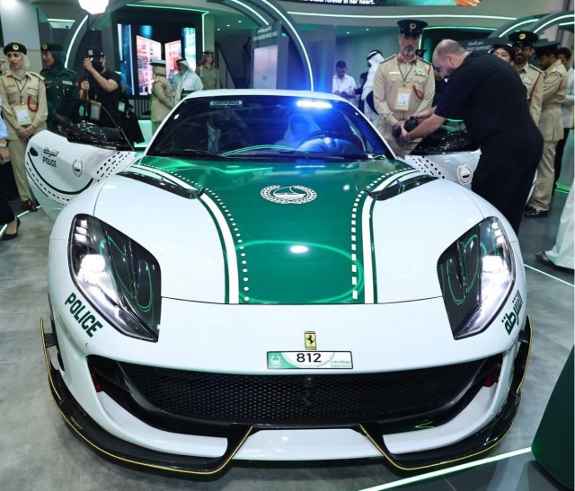 Ferrari 812 от Mansory пополнил автопарк полиции Дубая