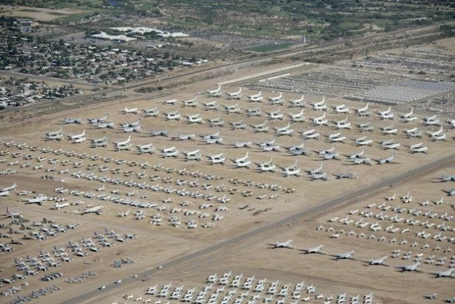 На поле танки ... догнивали