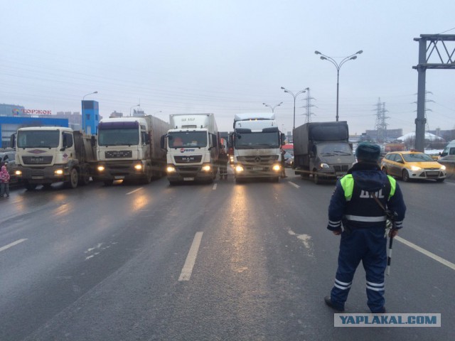 Дальнобойщики начали перекрывать МКАД 04.12.15