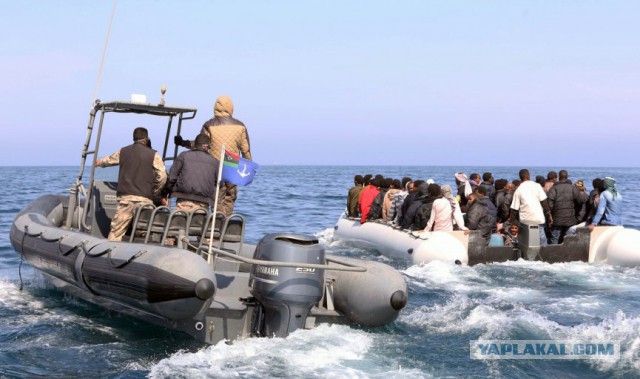 Беженцы плывут