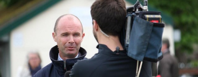 Тусишь такой с любовницей и тут у тебя берут интервью для шоу, которое смотрит твоя жена