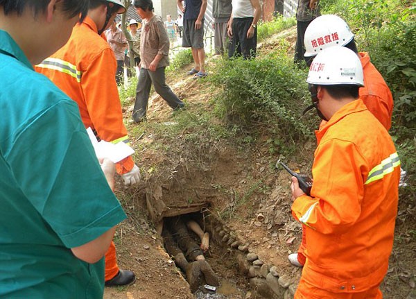 Застрял в дренажной трубе
