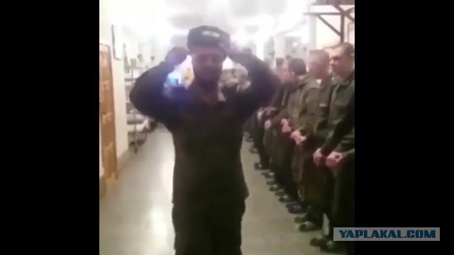 Солдат заставили танцевать