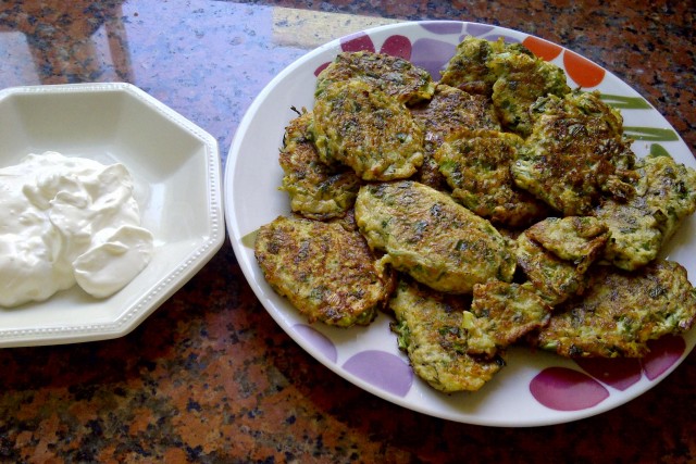 Пикантный салат из кабачков.