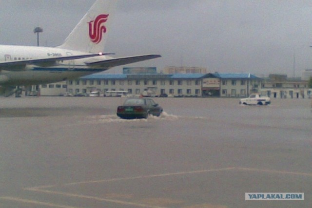 Китайский аэропорт превратился в... бассейн!
