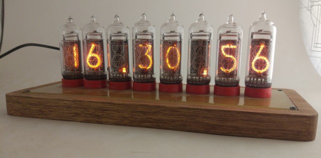 Часы с отсылкой на Divergence meter из аниме "Врата Штейна"