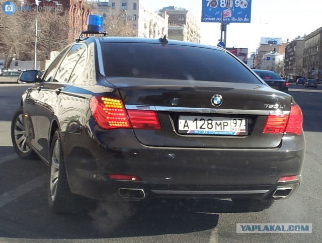Ничего особенного: просто очередной владелец мигалки и номера АМР припарковался на тротуаре