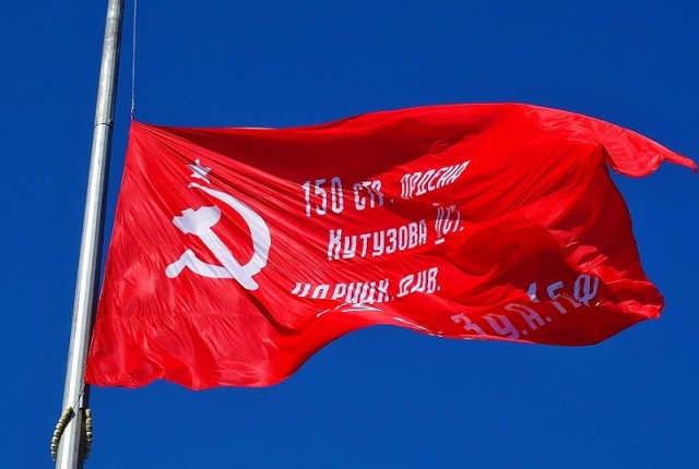 Суд разрешил в Берлине на время шествия "Бессмертного полка" российские и украинские флаги и символику