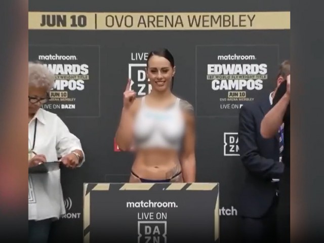 Чемпионка мира по боксу Чернека Джонсон пришла на взвешивание перед боем с голой грудью