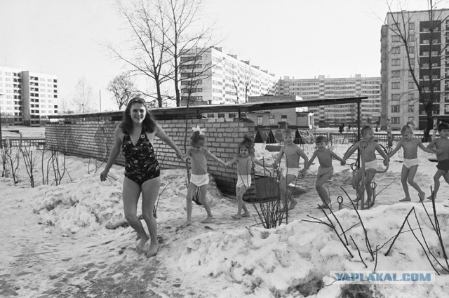 На родителей, гуляющих с босой девочкой в Москве, написали заявление в полицию