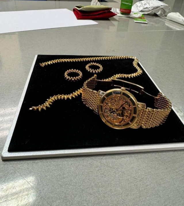 Таможенники Внуково задержали модель за контрабанду драгоценностей на 12 миллионов рублей