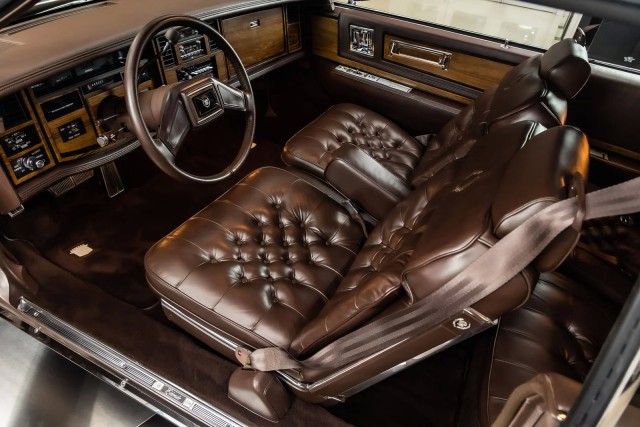 Мужчина 40 лет не вспоминал, что в его гараже стоит редкий Cadillac 1984 года