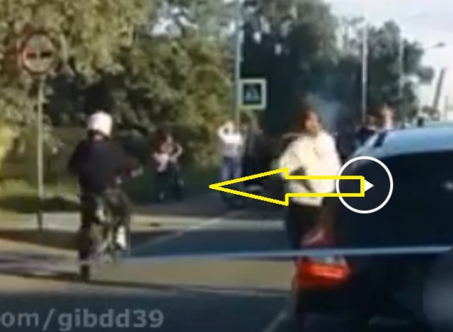 14-летний питбайкер на заднем колесе влетел мерседесу в капот