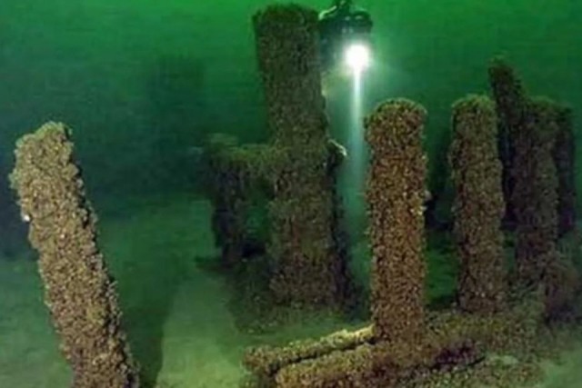 В США на дне озера обнаружили и засняли загадочные мегалиты