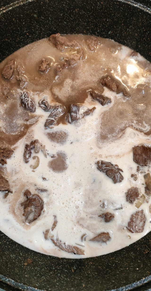 Говядина тушёная в сметанным соусе