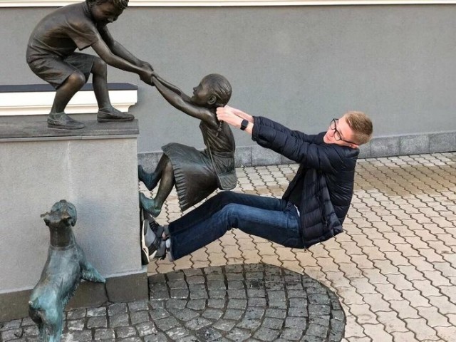 Как правильно фотографироваться со статуями