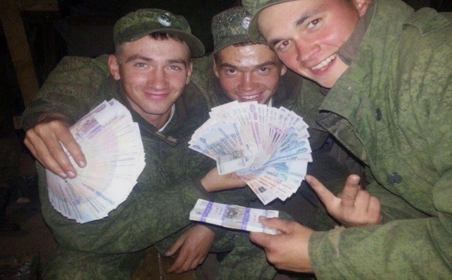 Госдума устанавливает для солдат-срочников постоянный оклад в размере 2 тыс. рублей