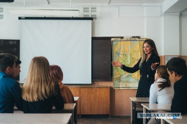 Учительница с эффектной внешностью преподает историю в омской гимназии