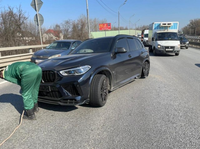 Водитель BMW решил подарить своё колесо машине с регистратором