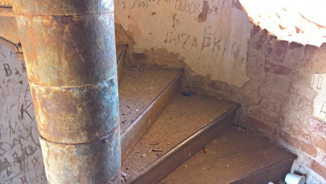 Старый разрушающийся маяк Жонкиер на Сахалине