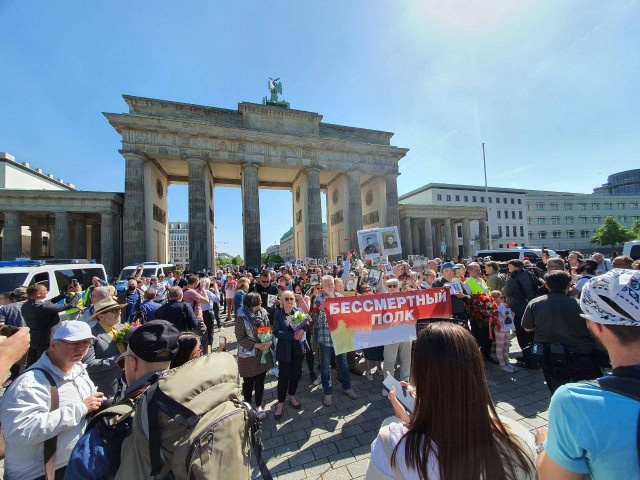 Суд разрешил в Берлине на время шествия "Бессмертного полка" российские и украинские флаги и символику