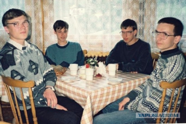 Знаменитая фотография 1997 года: кем стали «ботаники» в роговых очках спустя 26 лет