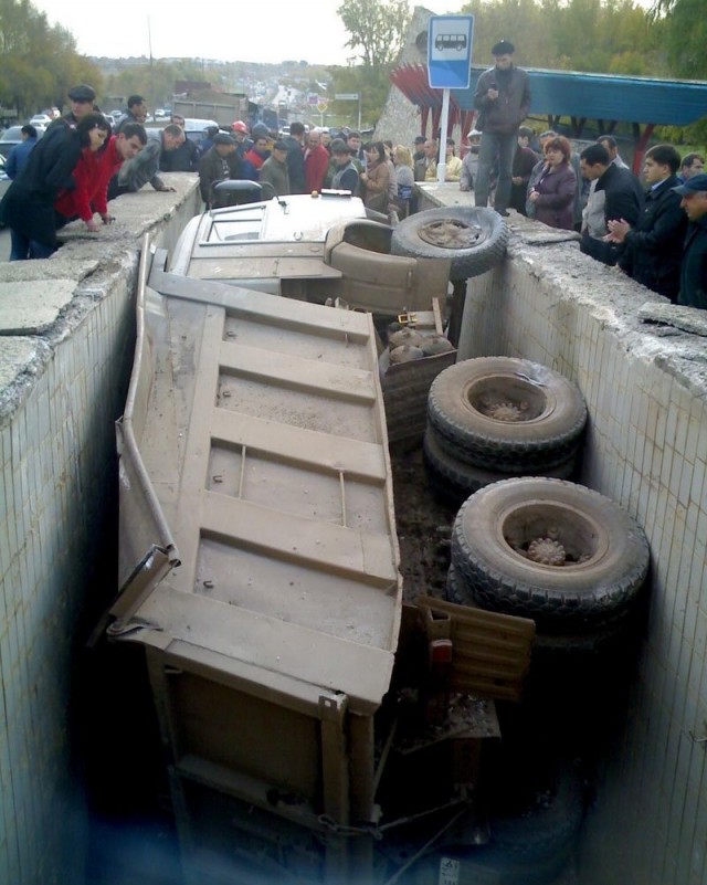 Газель влетела в подземный переход в Москве