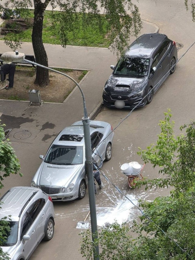 Рабочий в Бирюлёво решил освежить дорожную разметку