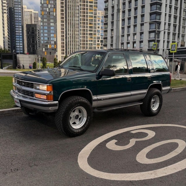 Продается Chevrolet Tahoe 1997 года с пробегом 168 тысяч км в хорошем состоянии. Цена раритета - 2,5 млн рублей