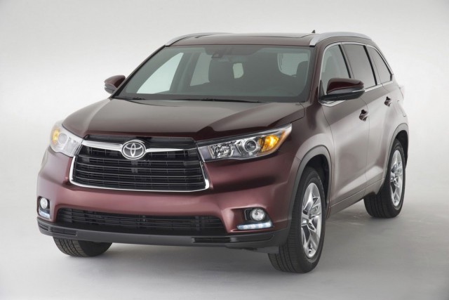 Toyota показала обновленную Camry