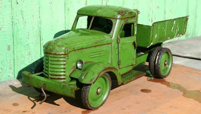 Игрушки СССР. Большие железные грузовики