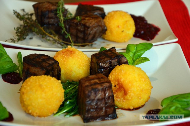Мясо в кубе и картофельные шары