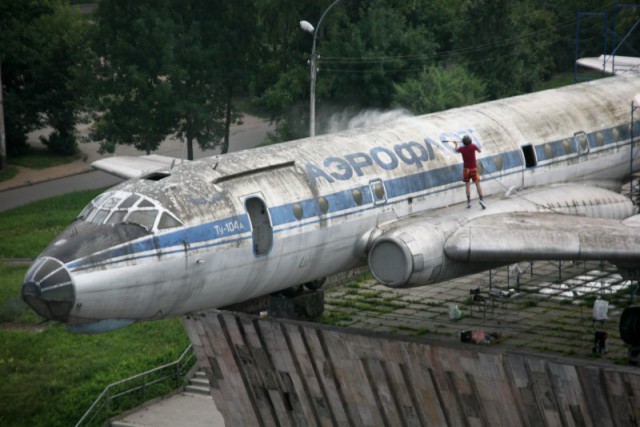 Самолет во дворе