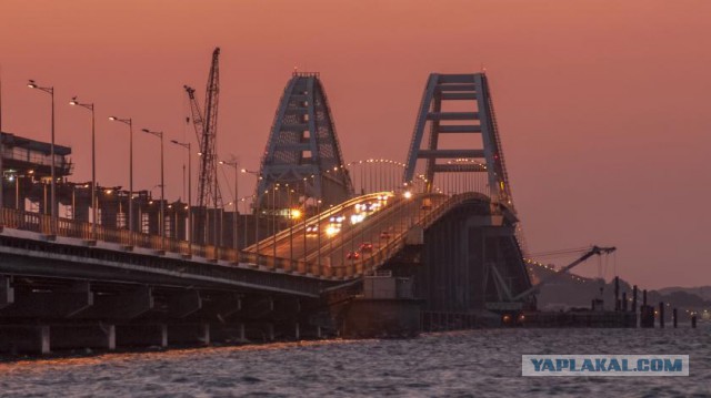 Крымский мост заледенел. «Если не справляетесь с управлением, то тормозите об отбойники»