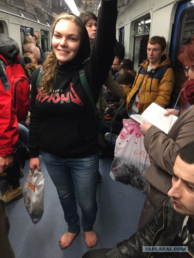 Что за «барефутинг»: почему в метро прибавилось босоногих девушек