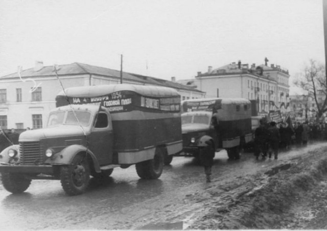 Фотографии прошлого с автомобилями, грузовиками и автобусами