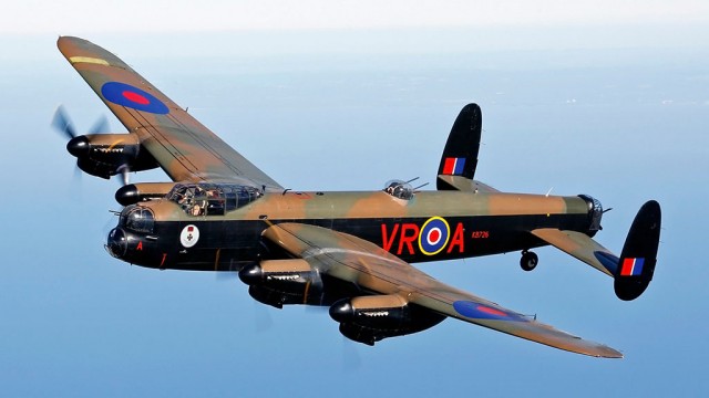 Авро Ланкастер - самый лучший и самым массовый тяжелый бомбардировщик Великобритании