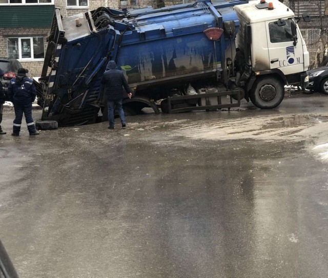 Под землю во дворе жилого дома в Перми провалился КАМАЗ