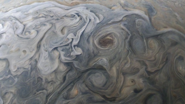 Космический аппарат Juno прислал невероятное фото штормов на Юпитере (3 пикча)