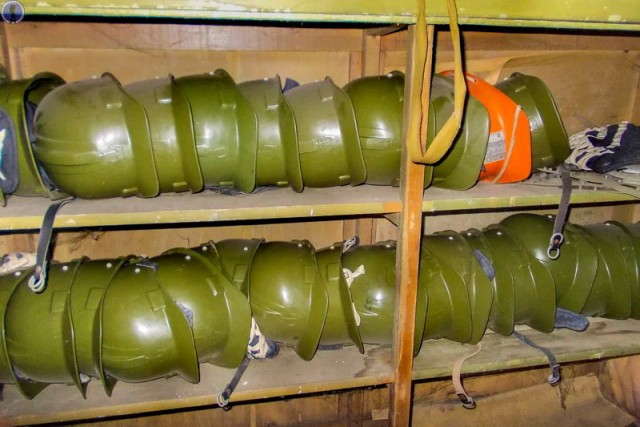 Внутри этого глубокого убежища сохранилось практически всё