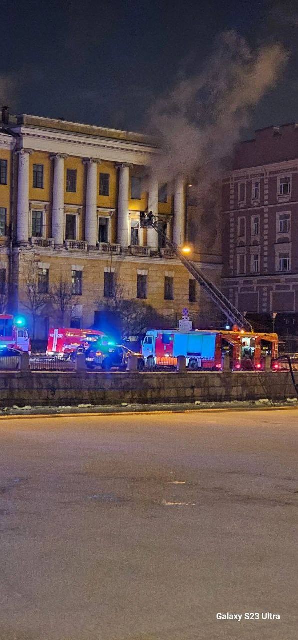 В Питере горит здание знаменитой Обуховской больницы