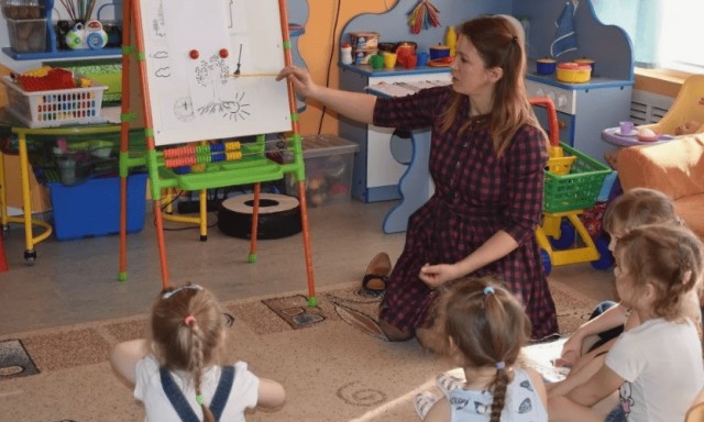 "Работаю на износ". 3 года работаю воспитателем в саду и я не понимаю, как можно прожить на эти деньги? Честно о своем опыте