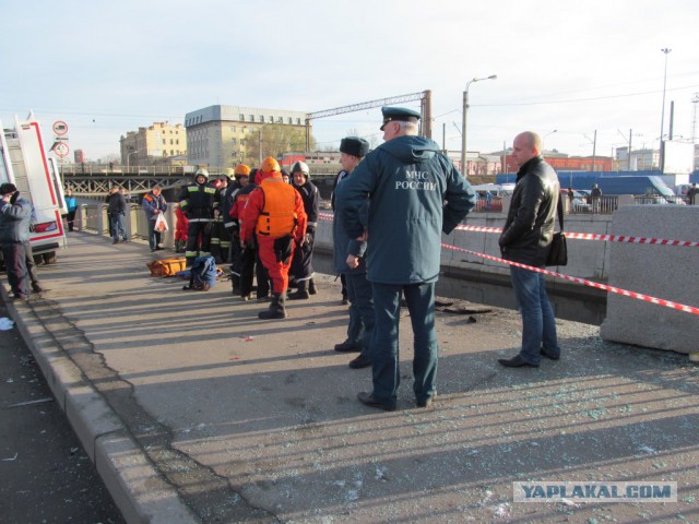 В Питере в реку упал бензовоз с мазутом