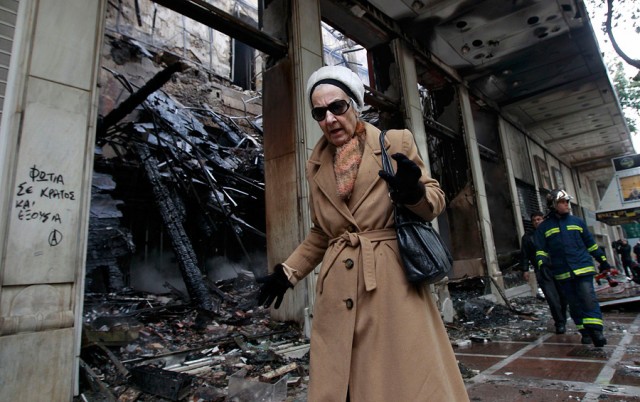 Жители Афин всю ночь жгли и грабили магазины