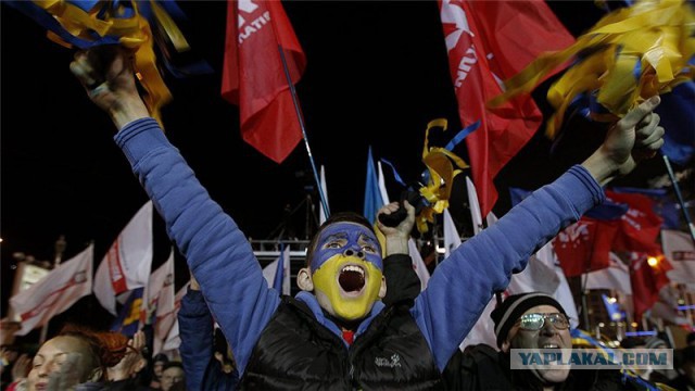 Митингующие в Киеве штурмуют здание Рады
