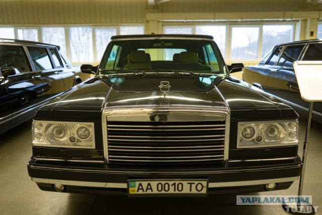 "Почти музей" Януковича. Какие машины стоят в личном гараже бывшего президента Украины.