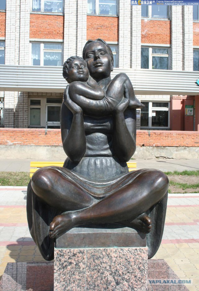 Скульптура в роддоме в Перми