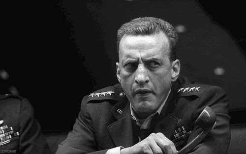 Только что Порошенко ввел военное положение на Украине из-за движухи с кораблями в Азовском море