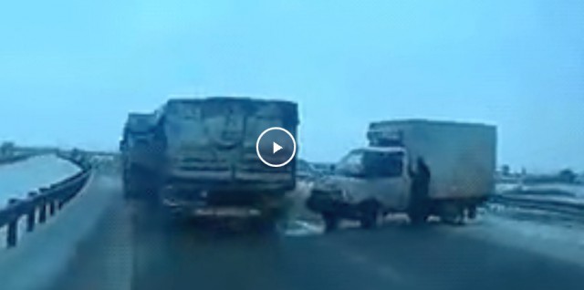 Он даже включил поворотник